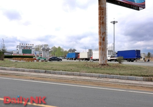 Китайские грузовики у таможни на границе с Северной Кореей
