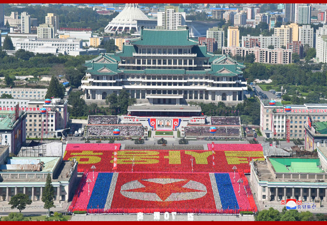 Ким Чен Ын на демонстрации и военном параде в Пхеньяне 16