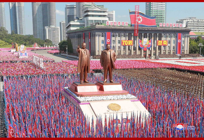 Ким Чен Ын на демонстрации и военном параде в Пхеньяне 17