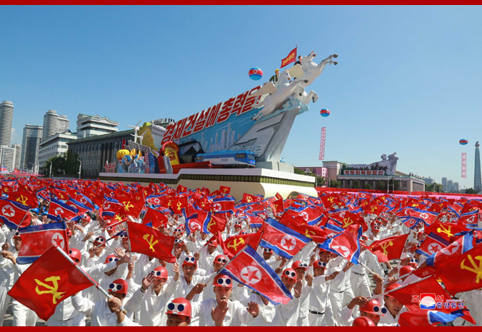 Ким Чен Ын на демонстрации и военном параде в Пхеньяне 18