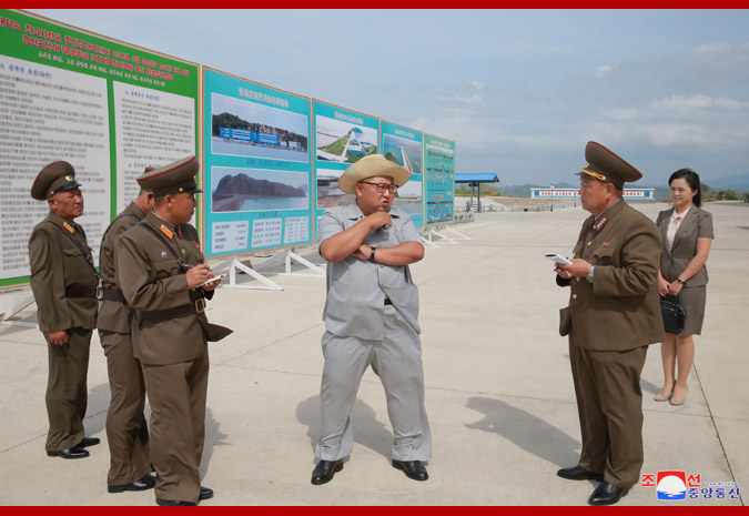 Ким Чен Ын на фабрике обработки засоленных рыбных продуктов 1