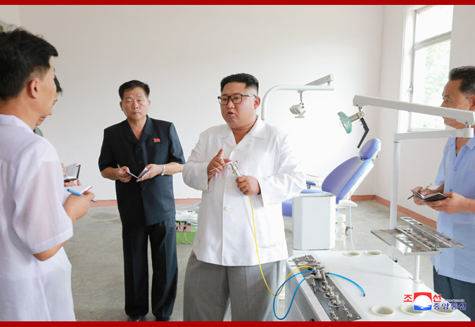 Ким Чен Ын на Мёхянсанском медико-инструментальном заводе 1