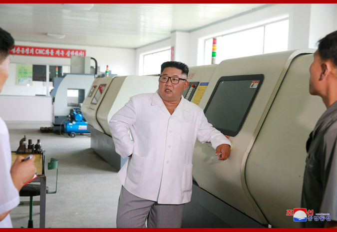 Ким Чен Ын на Мёхянсанском медико-инструментальном заводе 3