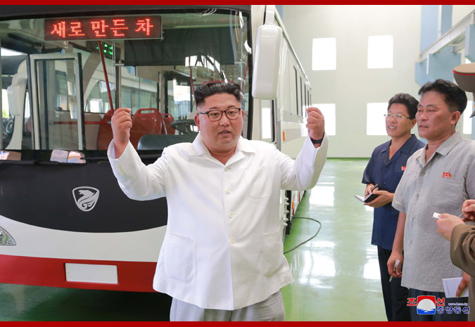 Ким Чен Ын и новый троллейбус