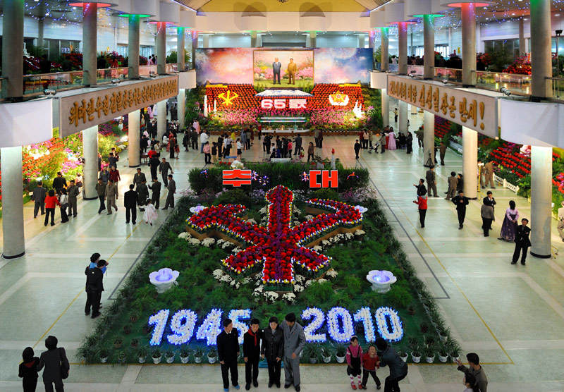 Экспонаты представлены различными организациями. Большой красный цветок назван в честь Ким Ир Сена, сиреневая орхидея в честь Юрия Ирсеновича. Из этой ботаники и формируются цветочные композиции.
